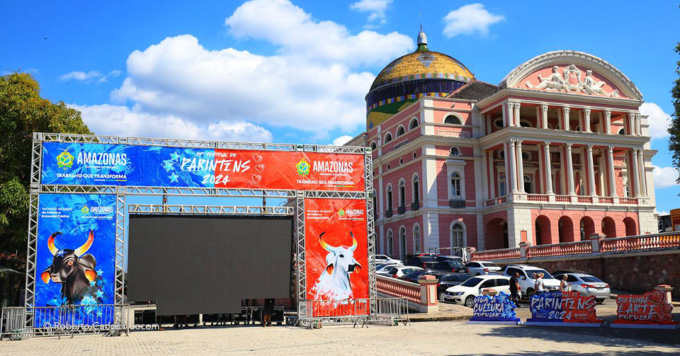 Palco para transmisso ao vivo da Festa dos Visitantes est pronto no Largo So Sebastio, em Manaus